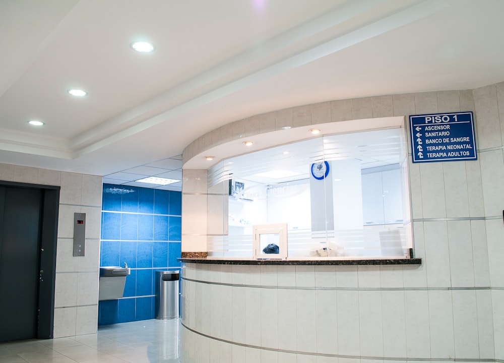 Recepción de consultorios profesionales con ascensor